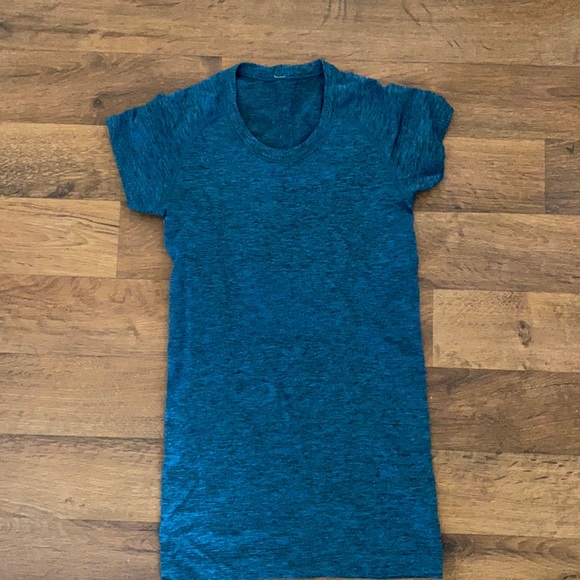 Lululemon workout shirt